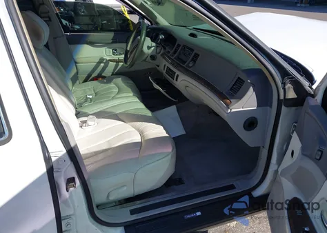 1996 Lincoln Town Car Executive z USA, uszkodzony, nr VIN 1LNLM81W7TY726393